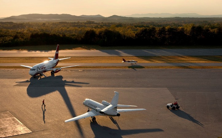 山胡桃地区机场, 通用航空机场, 是北卡罗莱纳西部航空业的领导者. -摄影:Eckard Photographic