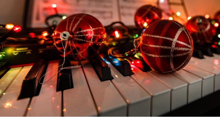 A piano with christmas lights