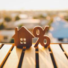 House and perecentage icons on wooden table