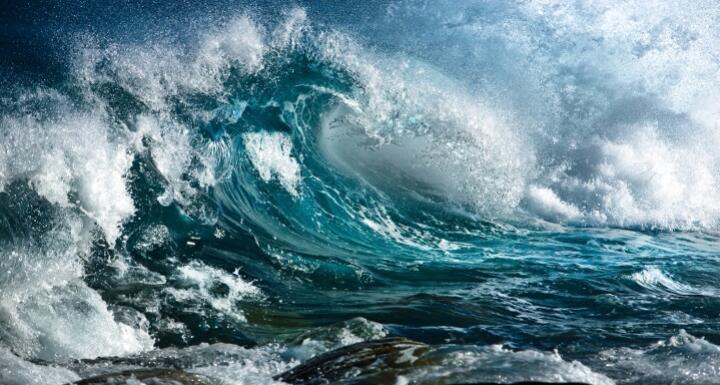 Large ocean wave crashing