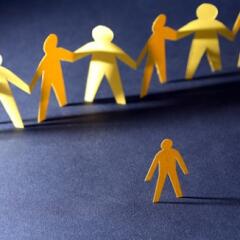 Paper chain of people facing single paper person